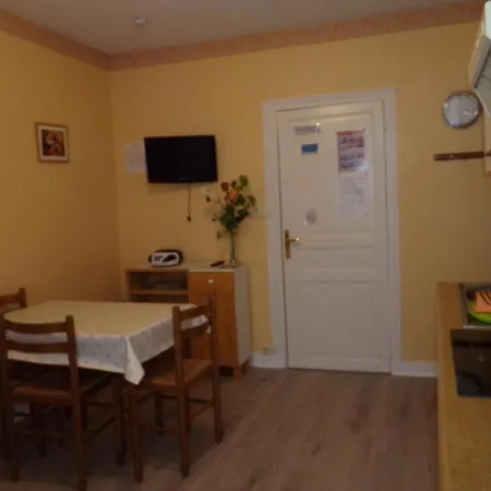 Le Select בית הארחה *